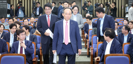 추경호 국민의힘 원내대표가 11일 오전 국회에서 열린 의원총회에 참석하고 있다.연합뉴스